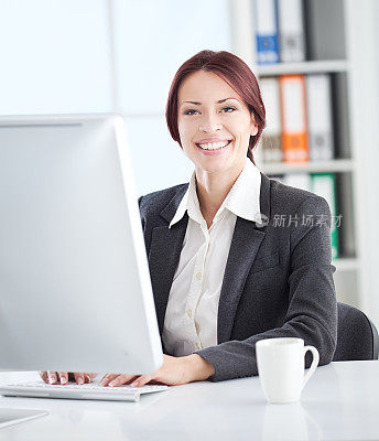 Businesswoman in a Modern Office重复图片